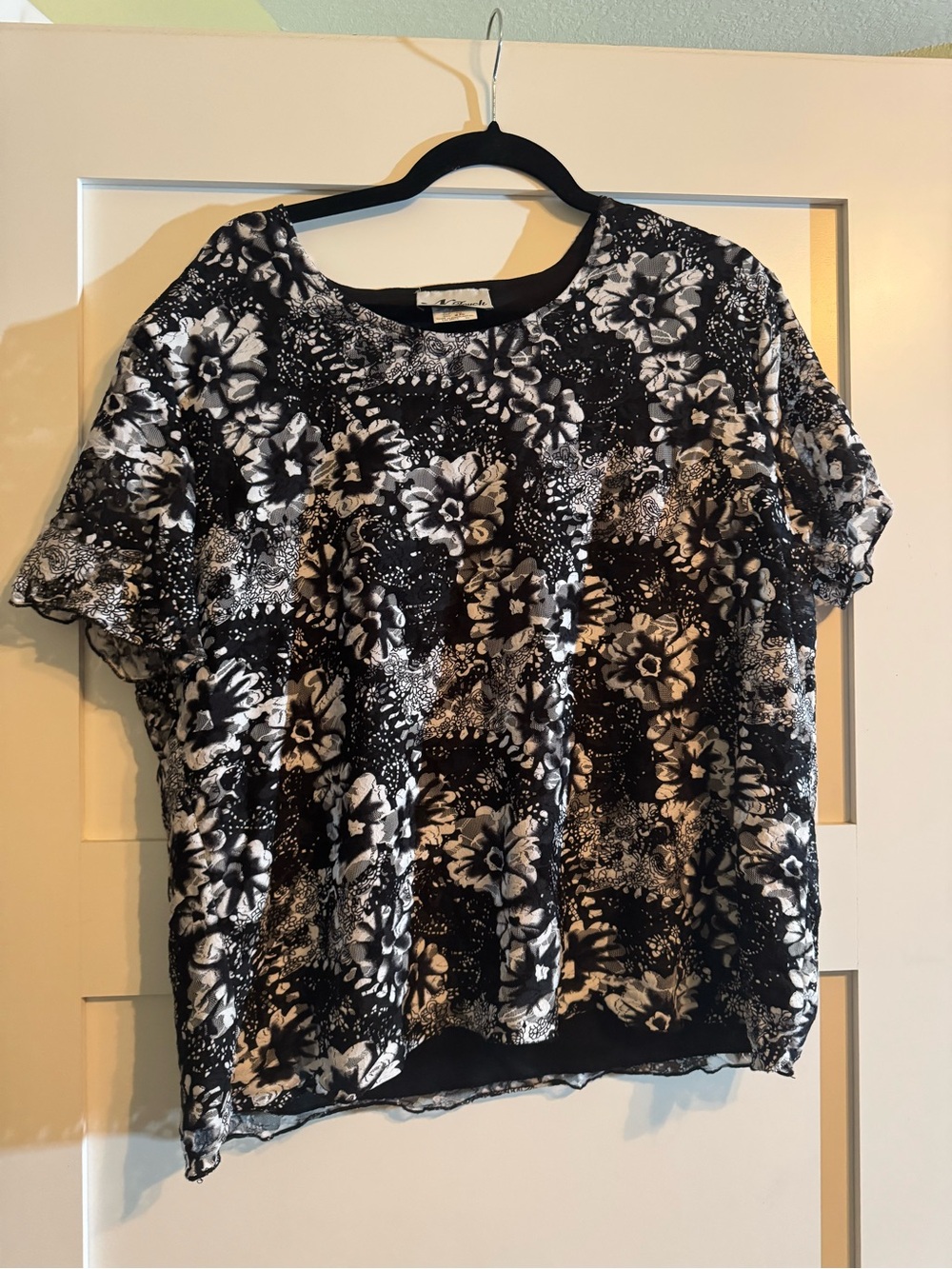 Women's Black & White Floral Short Sleeve Blouse